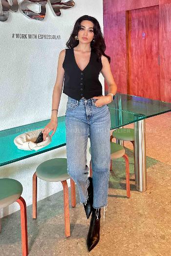 Black Zippered Neck Zero Arm Vest